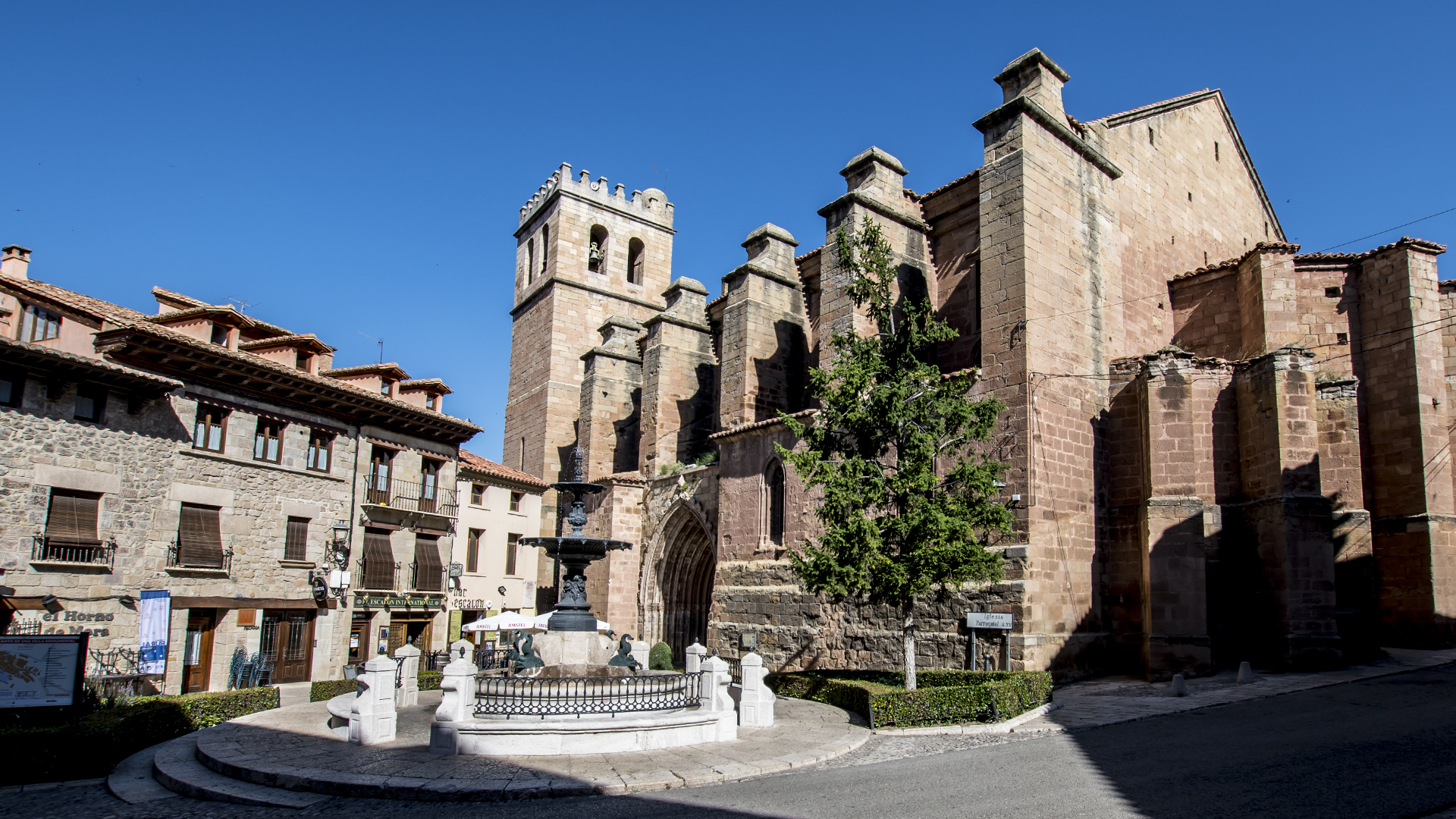 plaza de la iglesia de Mora de Rubielos