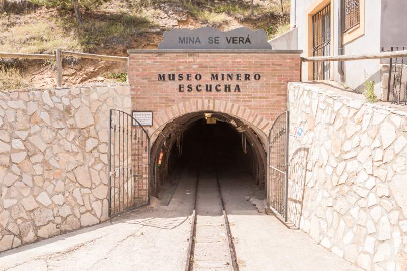 埃斯库查采矿博物馆的矿井入口 