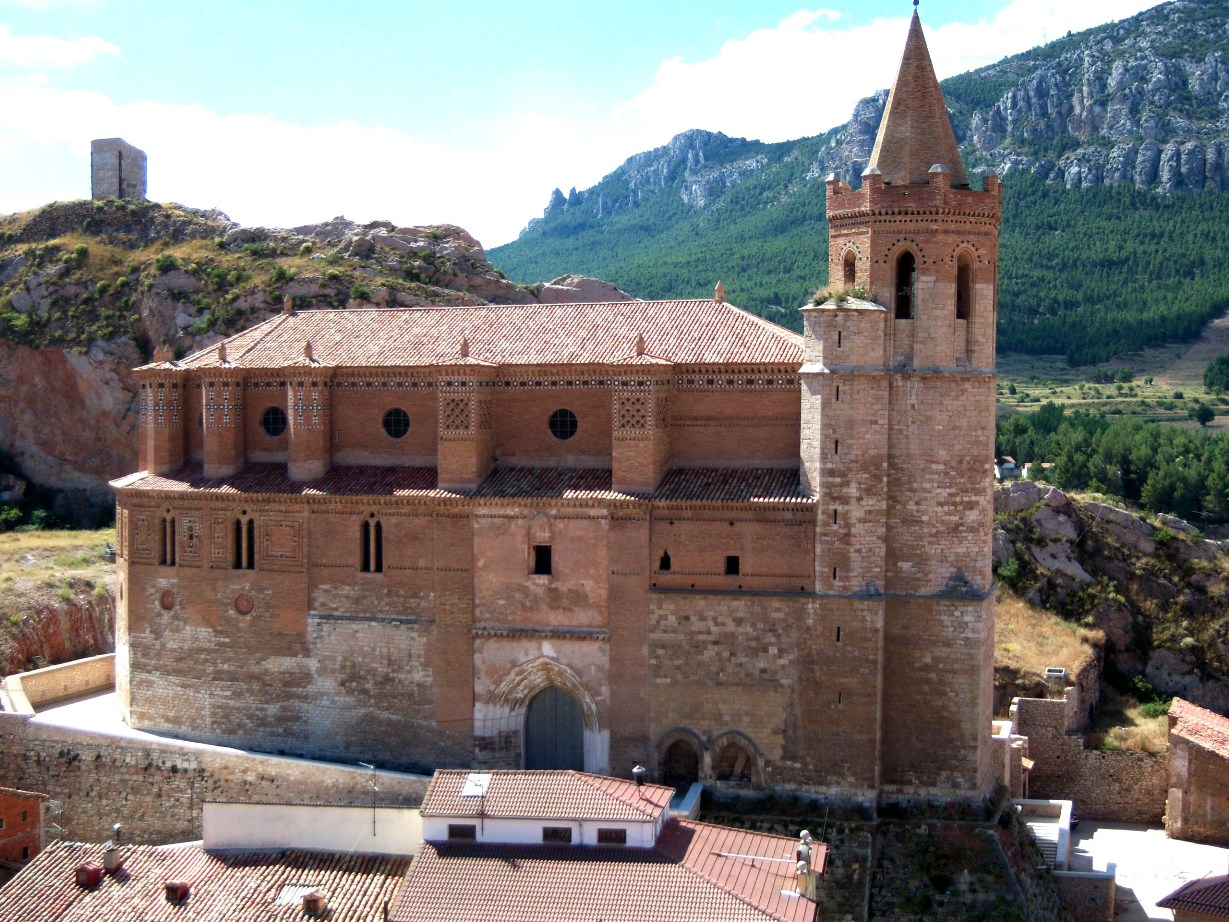 Vue extérieure de l'église de Santiago (13e-14e siècle) à Montalbán
