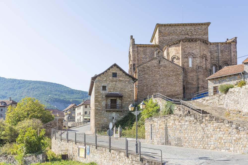 Vista del Monasterio Siresa desde el exterior del pueblo