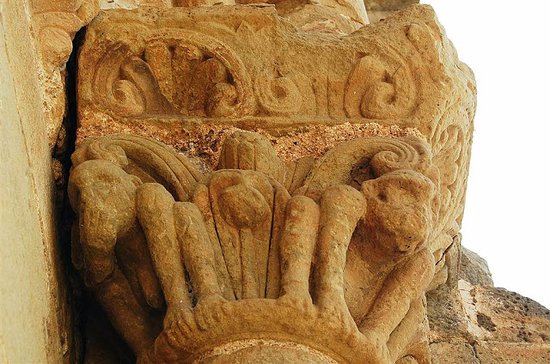 Capitel con monos en el castillo de Loarre