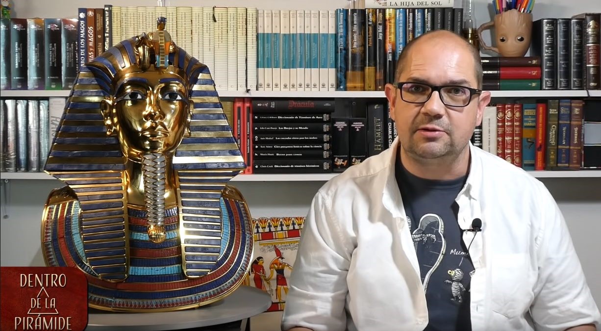 Nacho Ares, con una máscara de Tutankamón, durante uno de sus programas. Foto: Nacho Ares