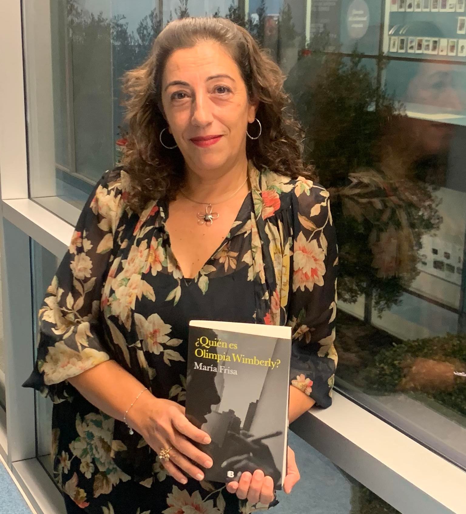 María Frisa con su nueva novela ¿Quién es Olimpia Wimberly?. Foto: M.F y A.S