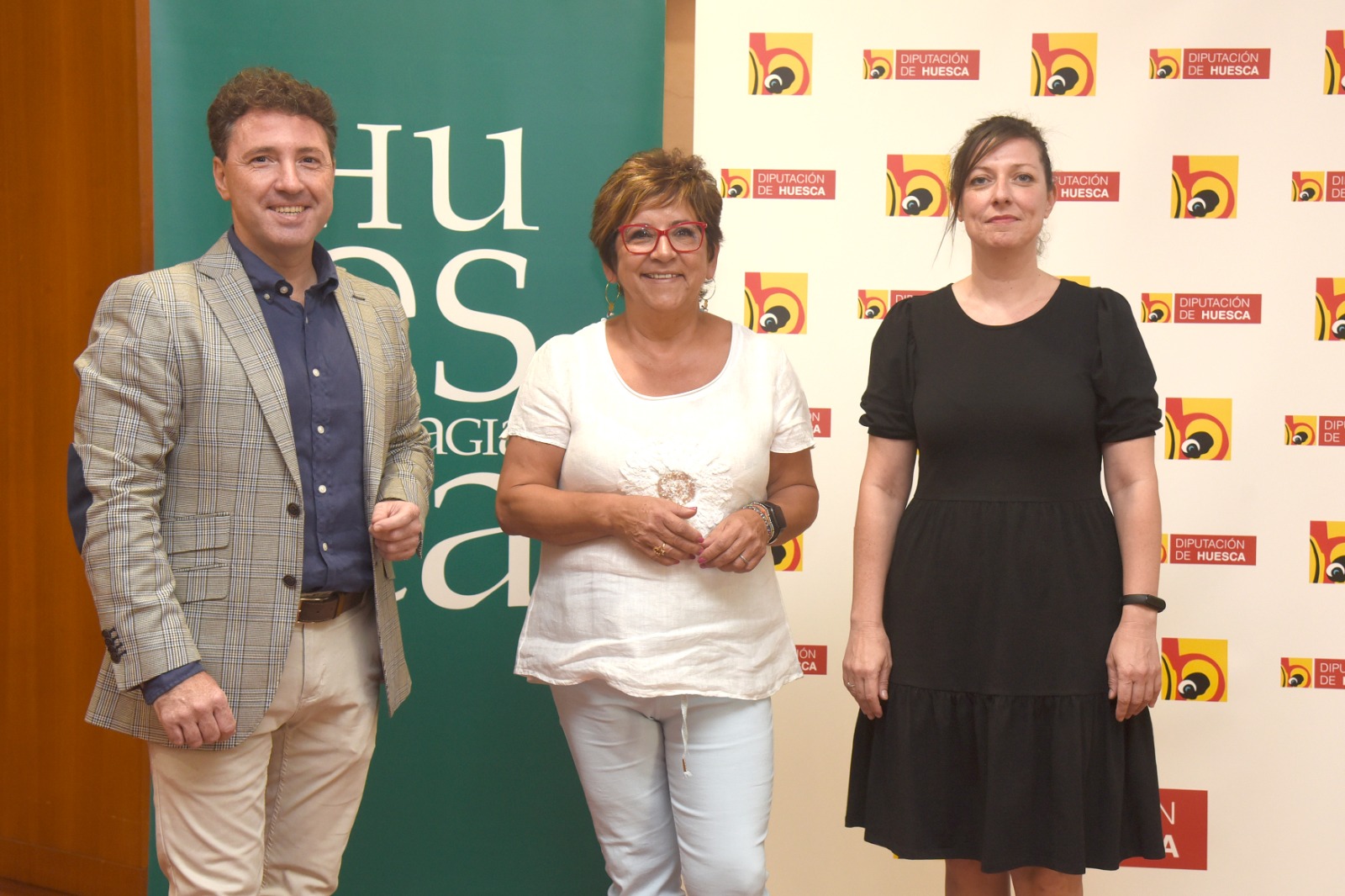 El director gerente de TuHuesca Fernando Blasco, la vicepresidenta de la DPZ Elisa Navarro y Estela Rasal de Nut Producciones. Foto: TuHuesca