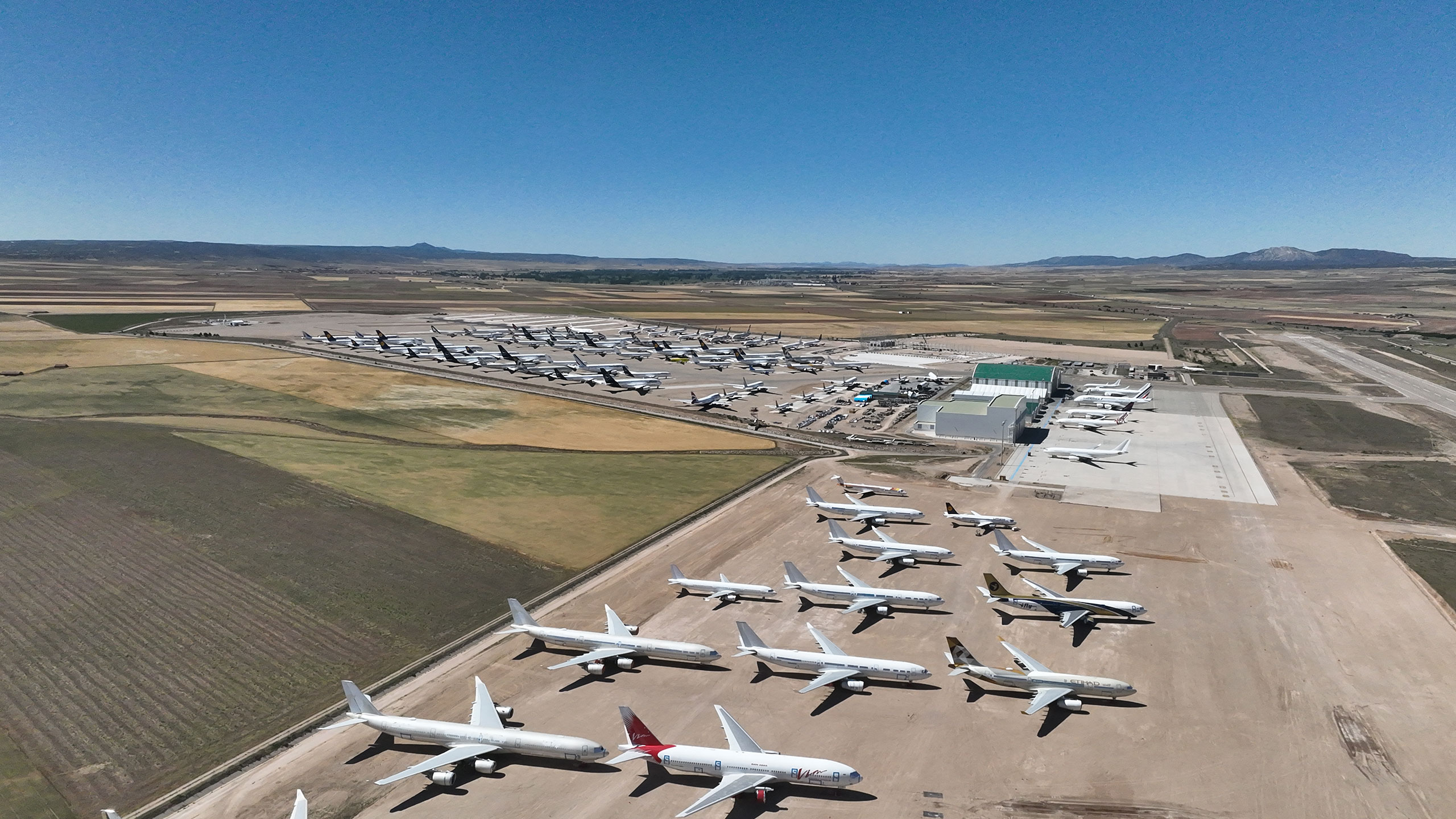 Varias naves estacionadas en el aeropuerto de Teruel.