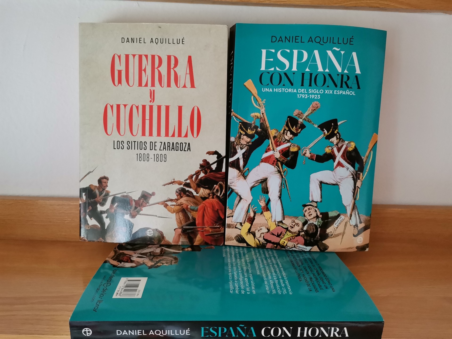 Las dos obras de divulgación de Daniel Aquillué, 'Guerra y cuchillo' y la reciente 'España con honra'. FOTO: Daniel Aquillué