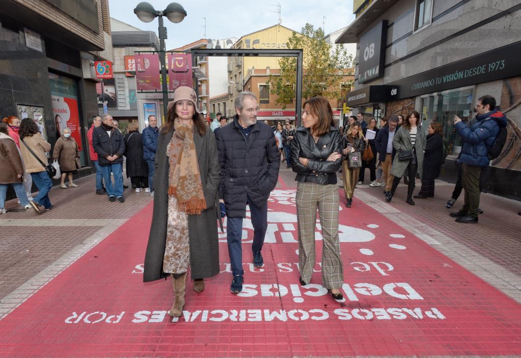 Las consejeras municipales de Economía, Carmen Herrarte (izquierda) y Movilidad, Natalia Chueca (derecha) pasean por la calle Delicias. FOTO: Ayuntamiento de Zaragoza / Daniel Pérez