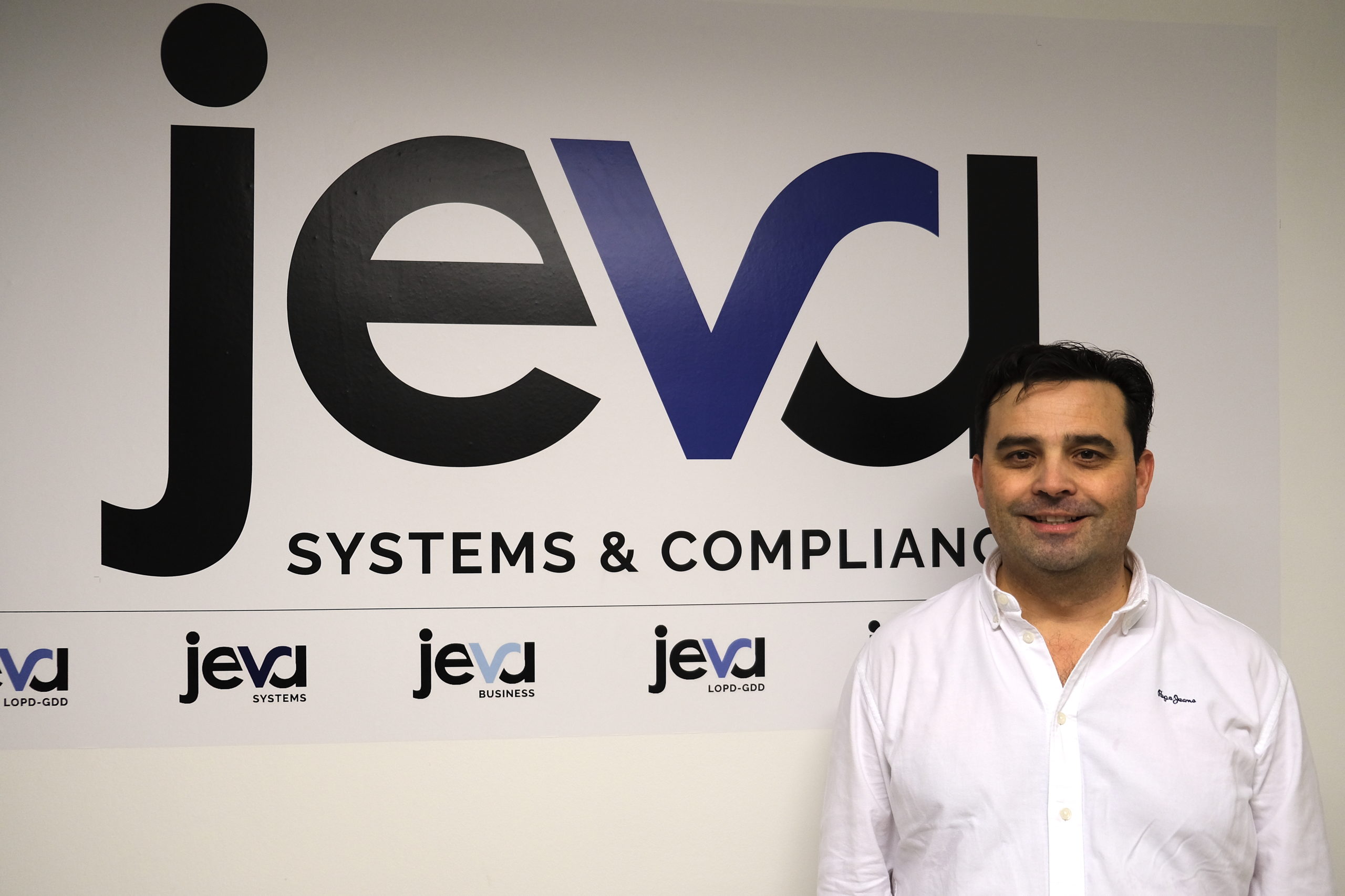 El director general de Jeva, José Enrique Liarte, en la sede de la empresa. FOTO: Marcos Díaz