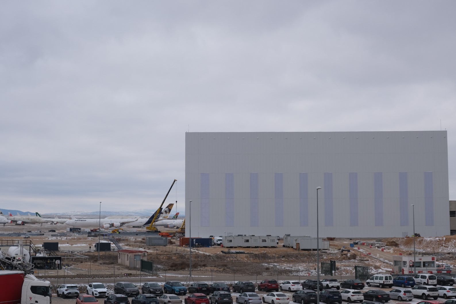 El nuevo hangar del aeropuerto de Teruel, todavía en construcción. FOTO: Marcos Díaz