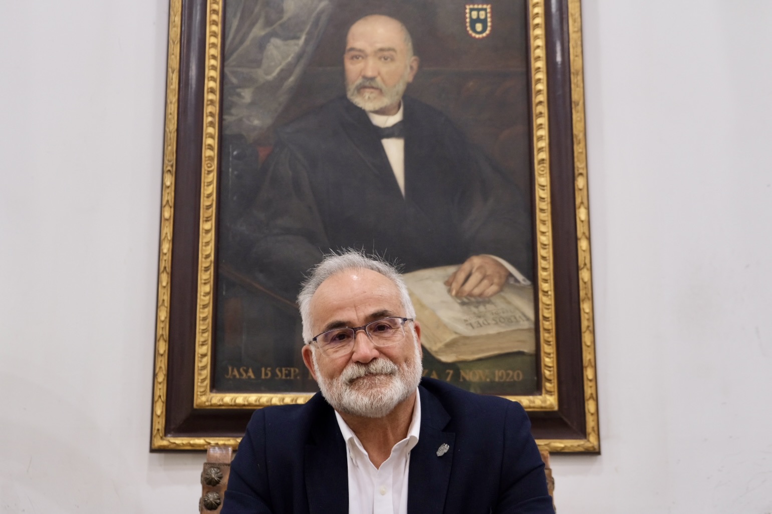 Hernández, bajo una foto del abogado Joaquín Gil Berges. FOTO: Marcos Díaz