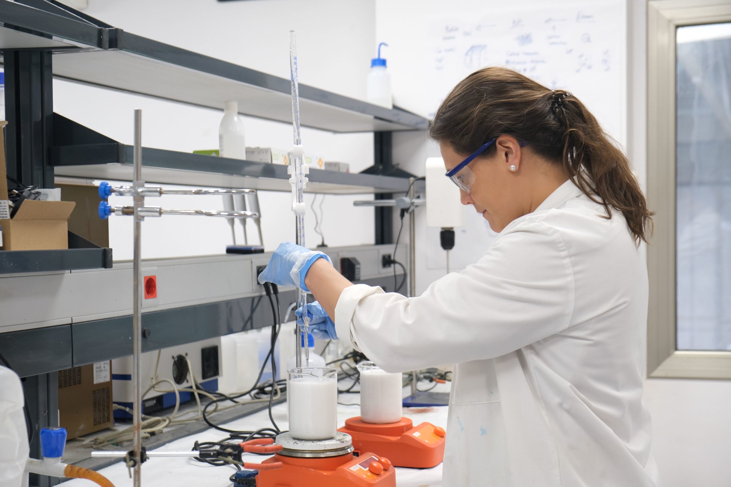 Una científica trabaja en el laboratorio de Agrostock. FOTO: Marcos Díaz