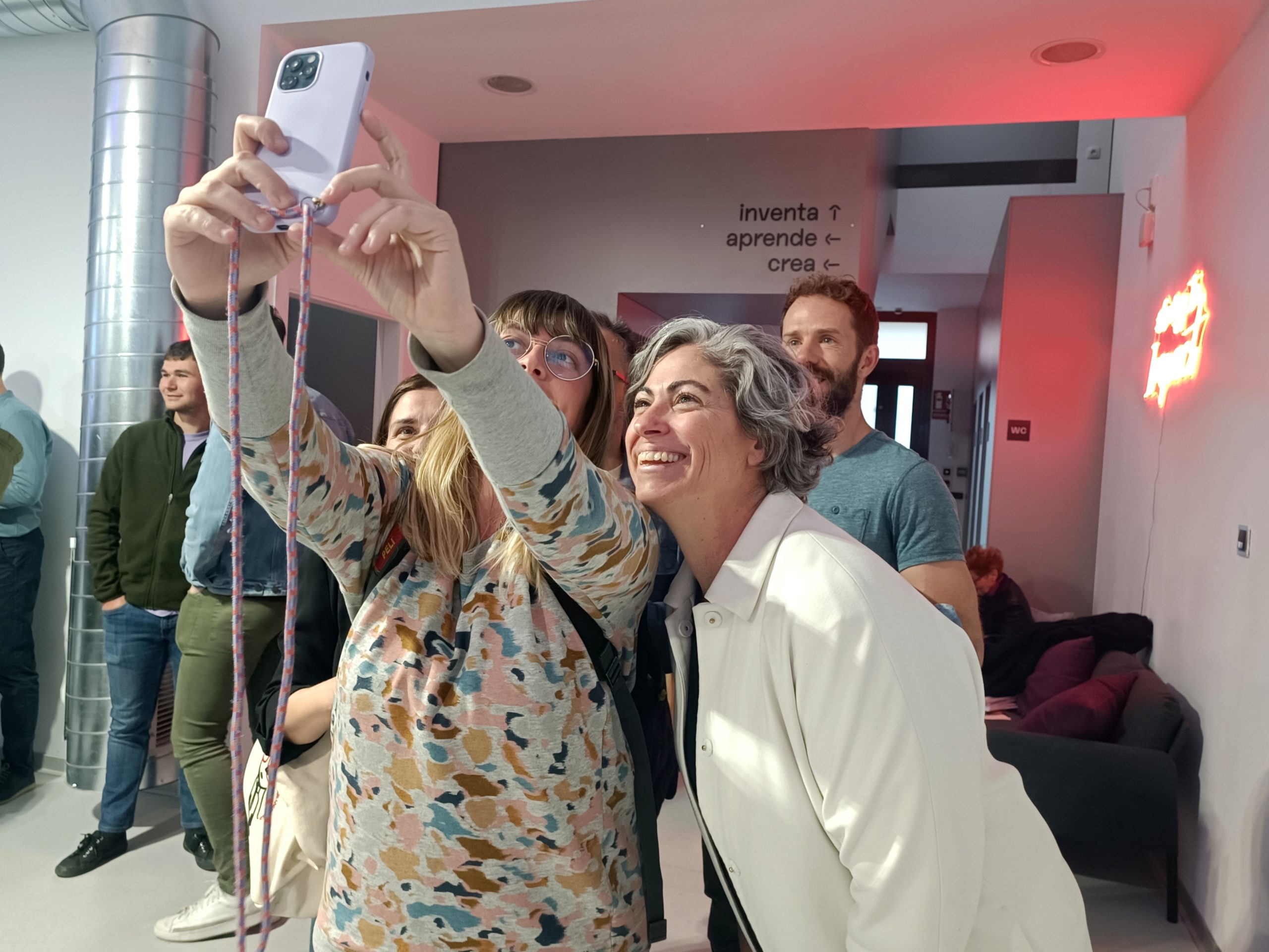 Las oscenses Sara Palacino y Cristina Aranda se hacen un 'selfie' con asistentes al encuentro de Spain IA de Aragón. FOTO: Inés Escario Entrevista a Cristina Aranda