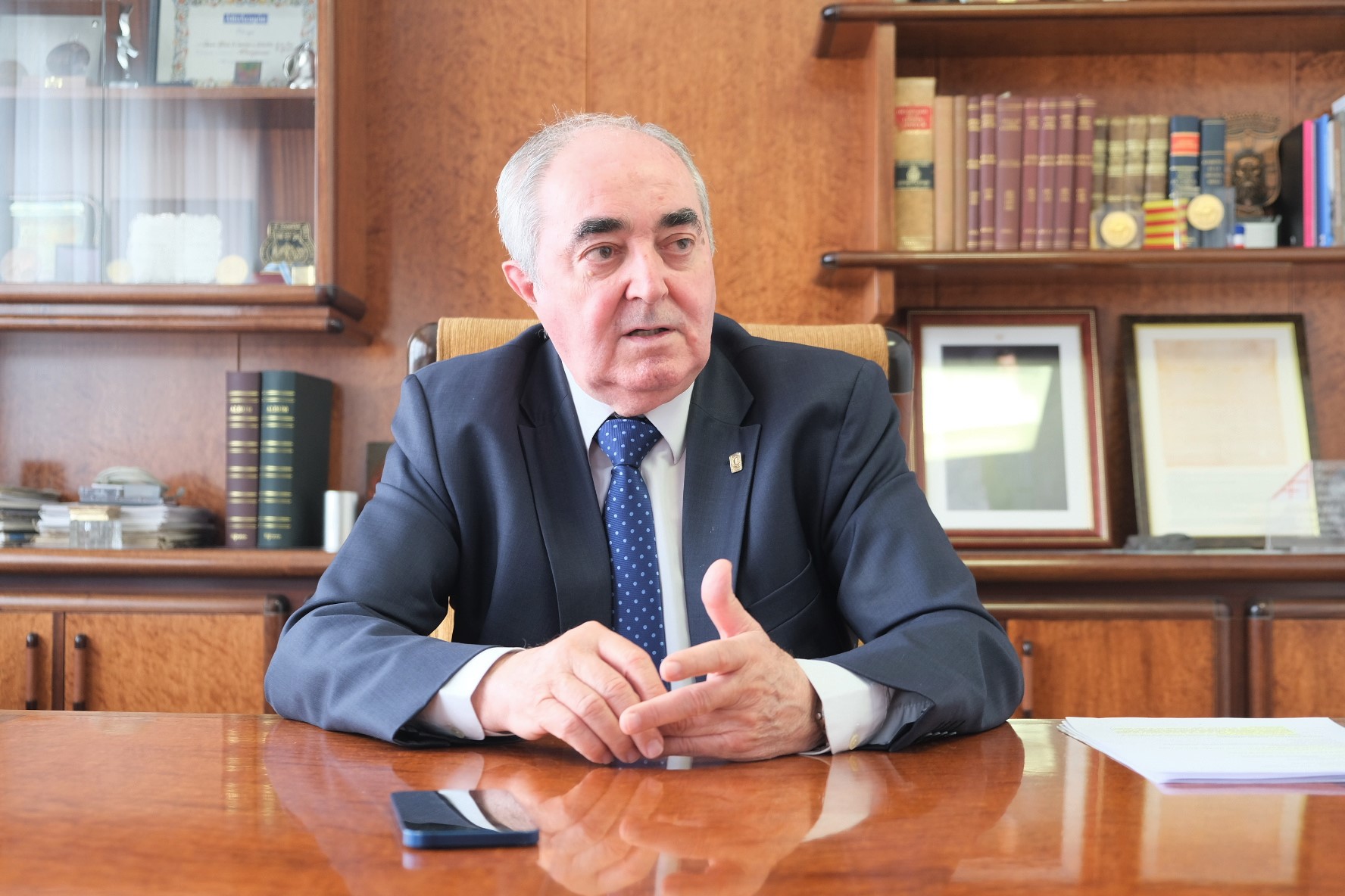 Manuel Rodríguez, en su despacho de la Cámara de Huesca. FOTO: Marcos Díaz