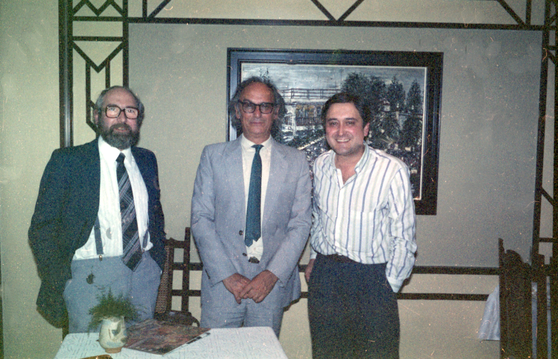 Alberto Sánchez Millán, Carlos Saura y José Luis Gómez, en Huesca, en 1987. FOTO: Julio Sánchez Millán