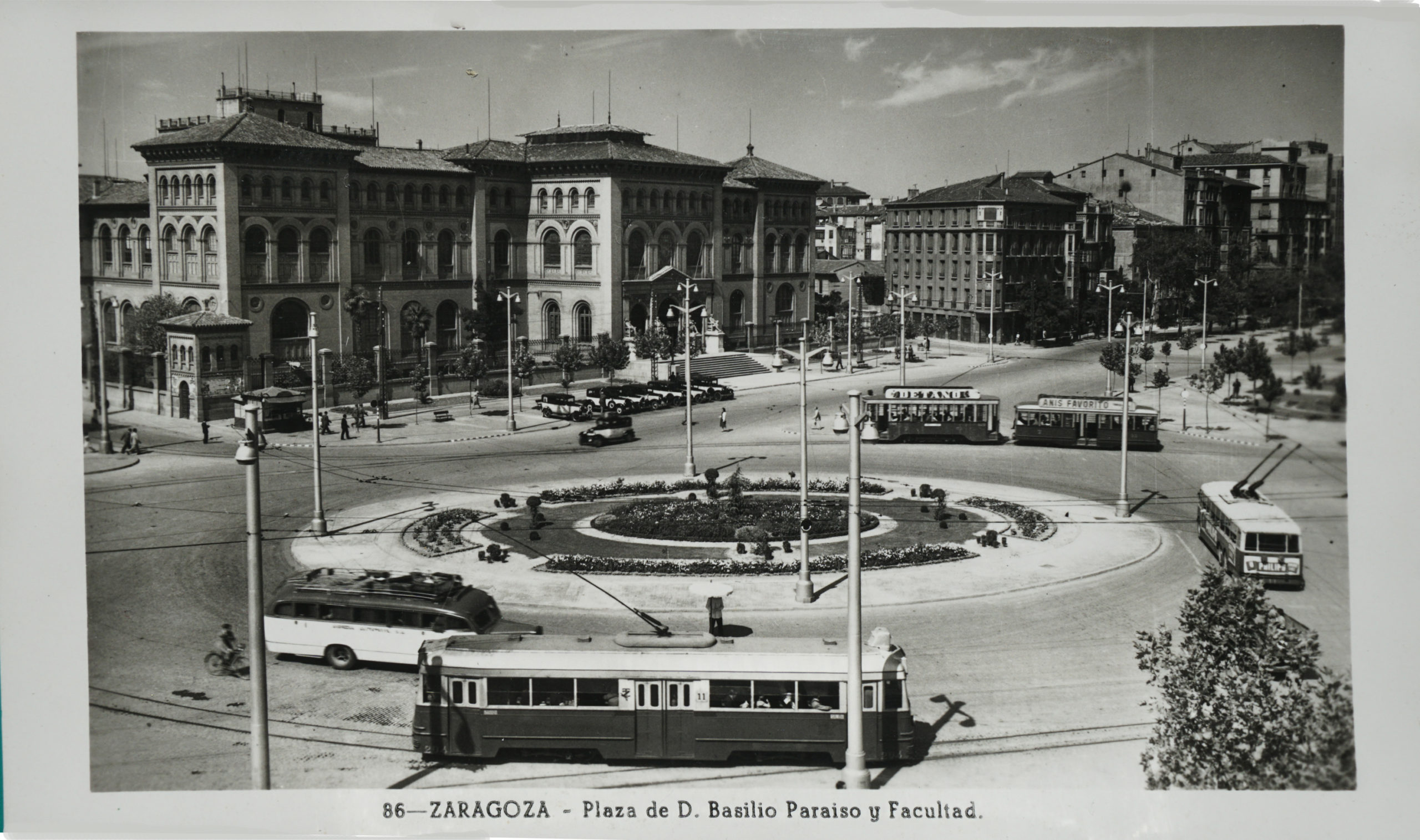 La plaza Paraíso de Zaragoza, captada en 1955 por González Sicilia.