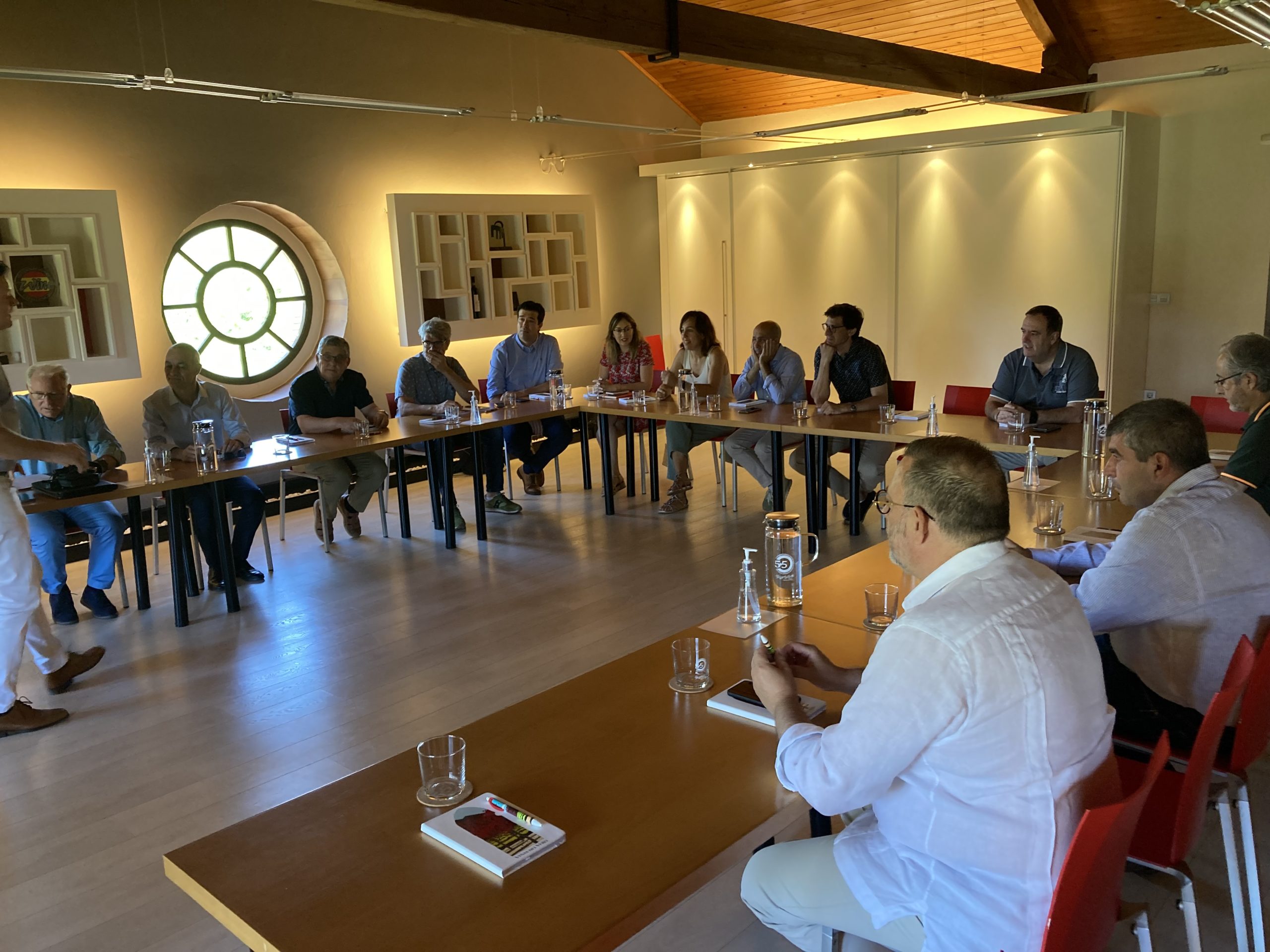 Los socios realizan reuniones periódicas, como esta, en Viñas del Vero. FOTO: Huesca Excelente.