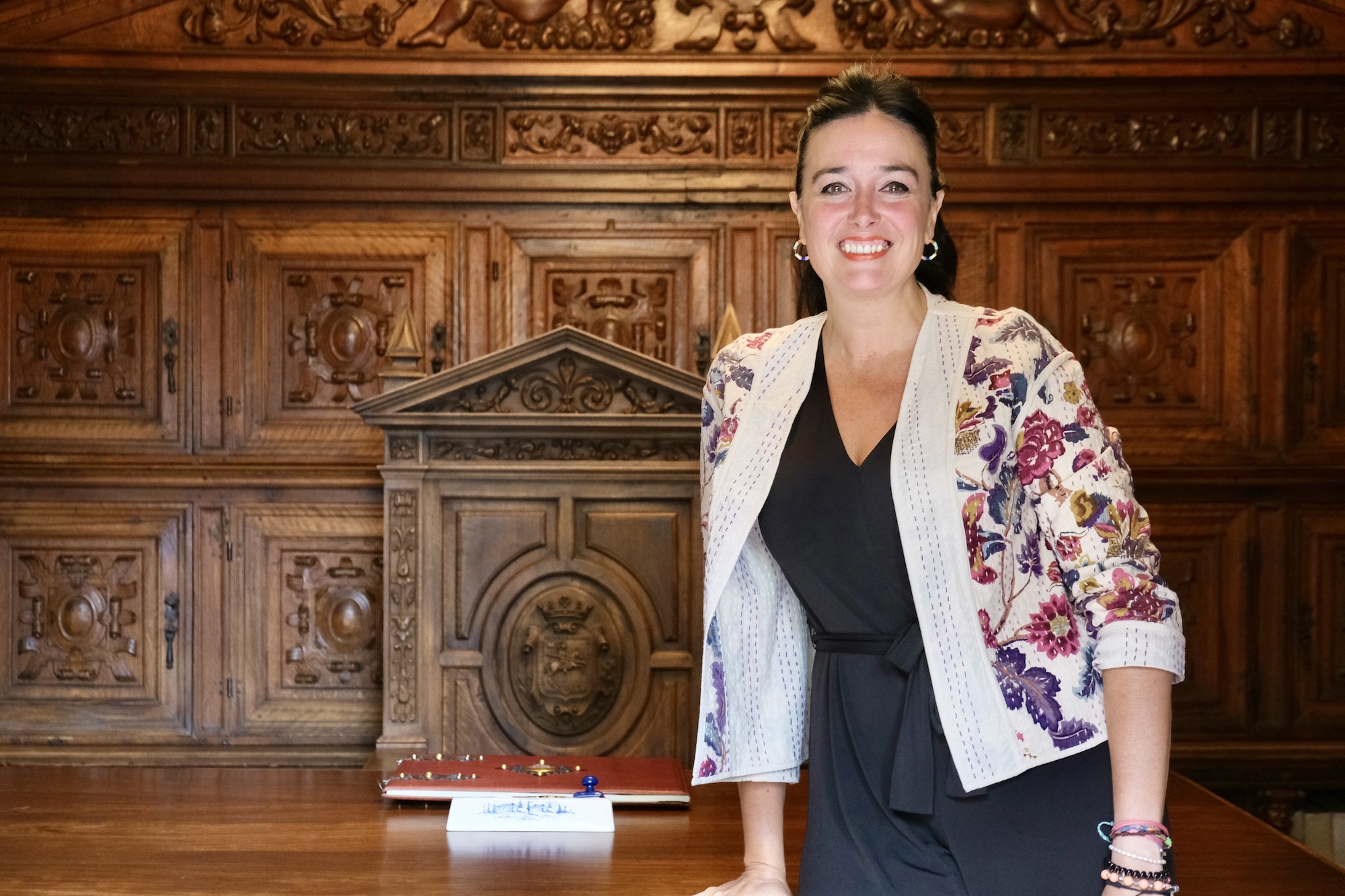 Lorena Orduna posa en el antiguo despacho del alcalde del Ayuntamiento de Huesca. FOTO: Marcos Díaz
