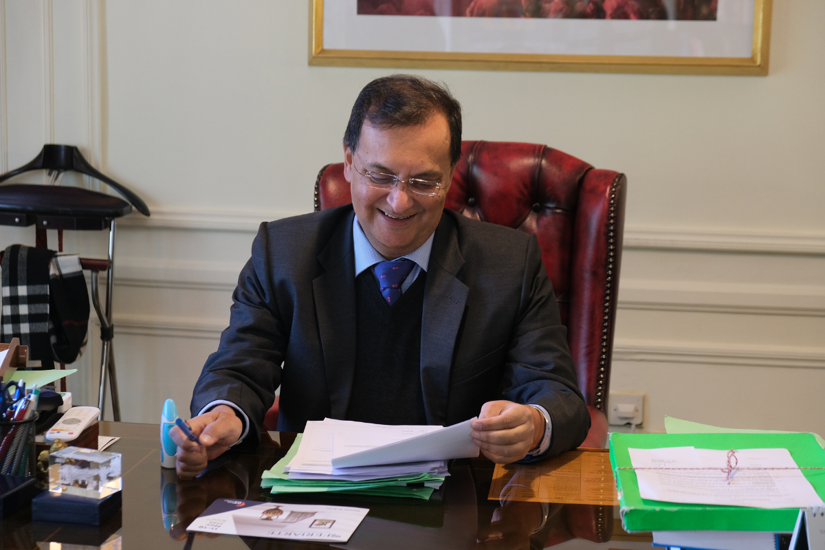 L'ambassadeur de l'Inde en Espagne, Dinesh K. Patnaik, dans son bureau. Photo : Inés Escario.