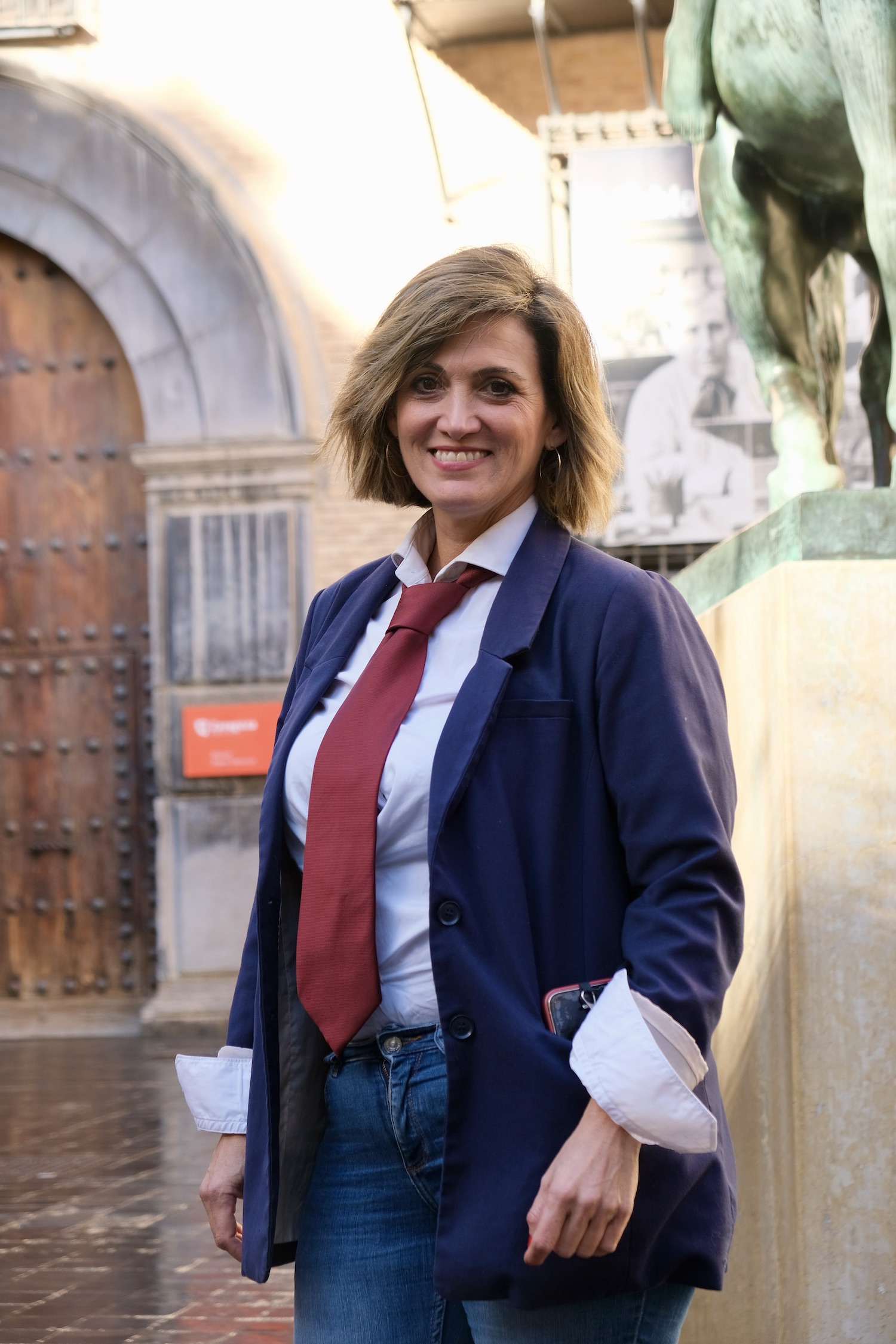 Adriana Oliveros, frente al museo Pablo Gargallo de Zaragoza. FOTO: Marcos Díaz
